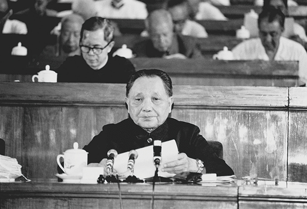 關(guān)于堅持和發(fā)展中國特色社會(huì )主義的幾個(gè)問(wèn)題